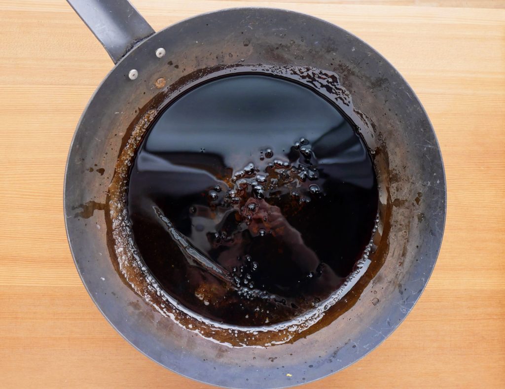 フライパンに入ったカラメルソース