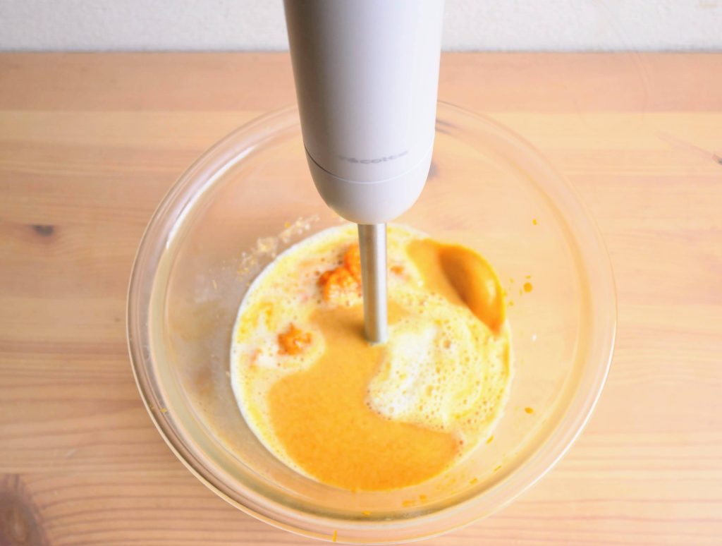 レコルトのハンディブレンダーでプリン液を混ぜる様子