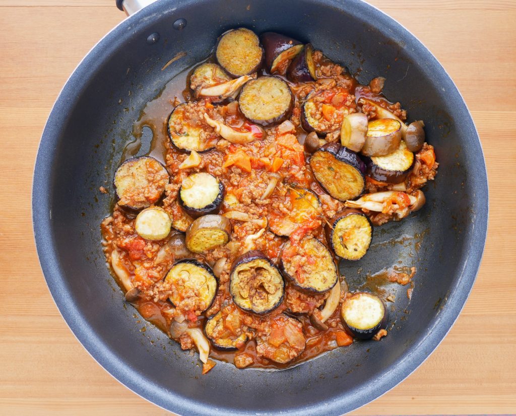 ミートソースを加えて、具材を煮る様子