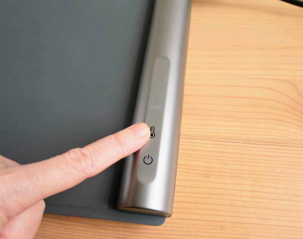 フードウォーマーパッドの温度設定をする様子