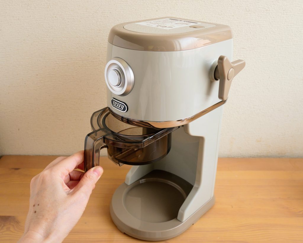 氷ケースを本体に取り付ける様子