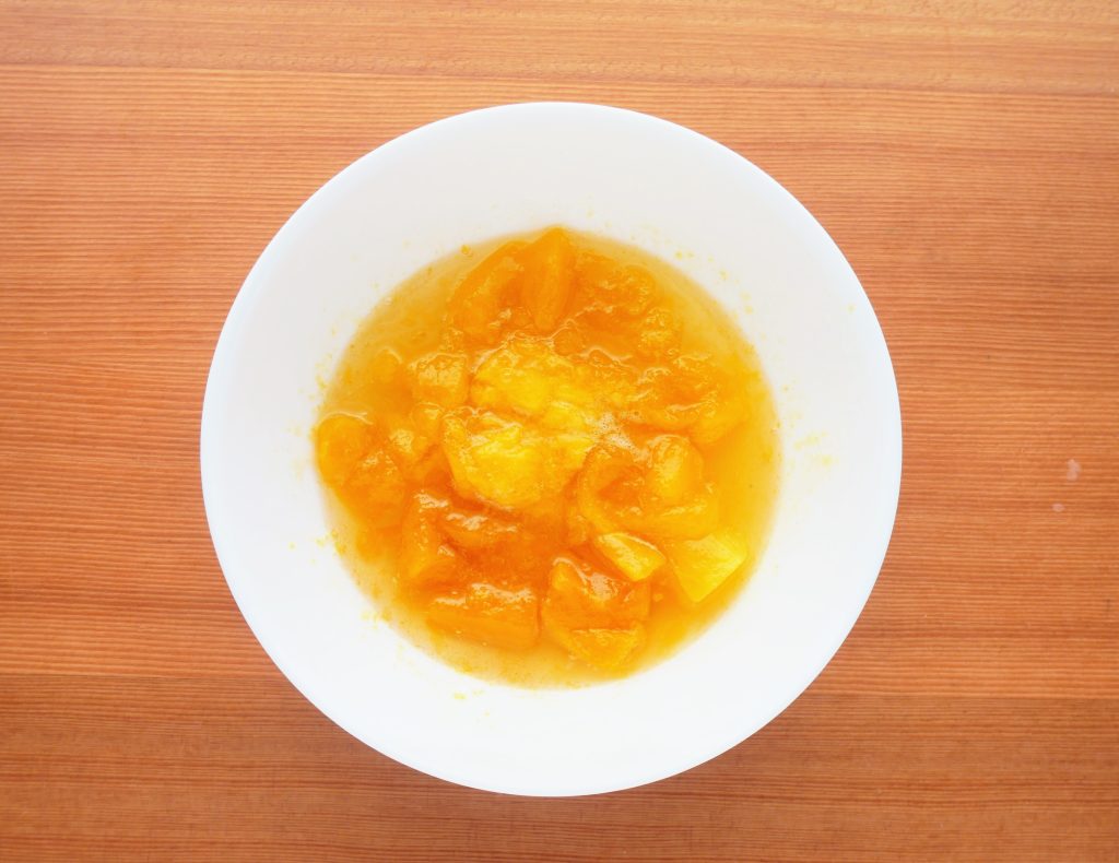 白い器に入ったマンゴーソースの材料