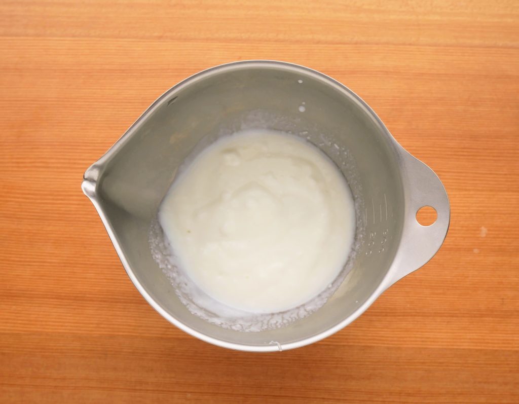 ボウルに入ったヨーグルトソース