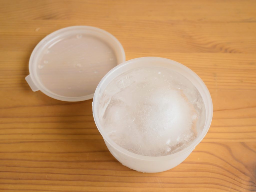 専用カップで凍らせた氷