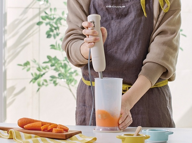 レコルトのハンディブレンダーで野菜をつぶす様子
