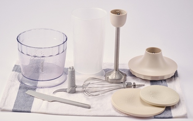 レコルトのハンディブレンダーのパーツを洗って乾かす様子