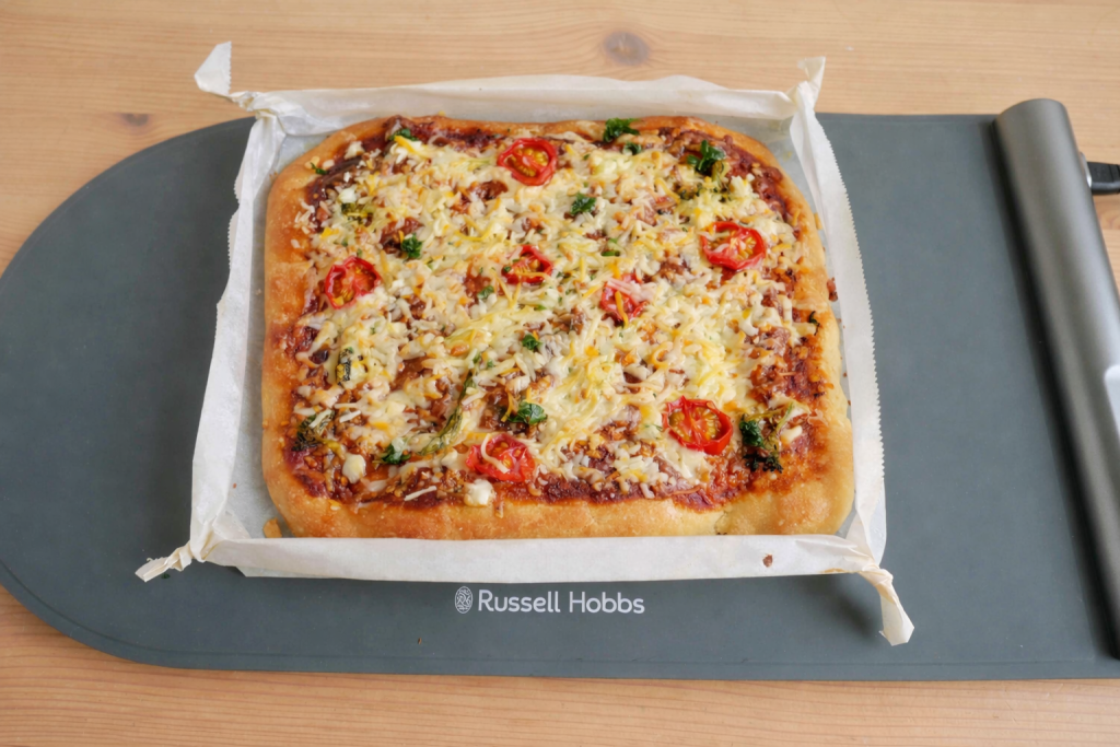 フードウォーマーパッドにのせたピザ