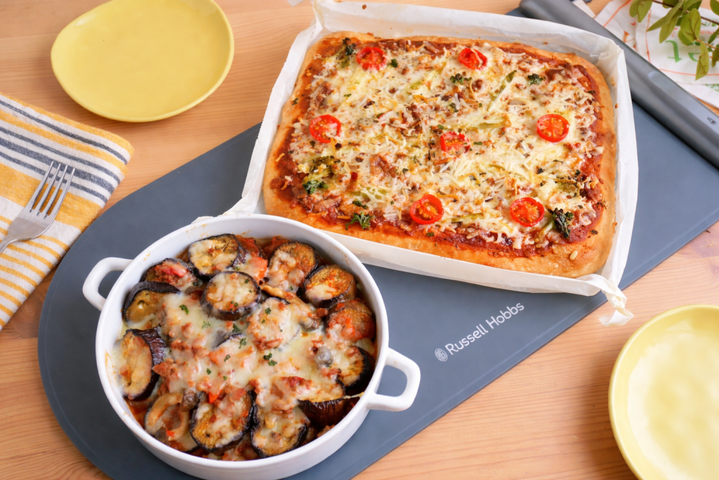 フードウォーマーパッドにのせたミートグラタンとピザ