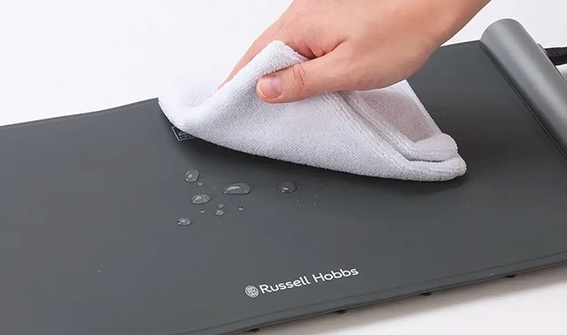 フードウォーマーパッドを拭く様子