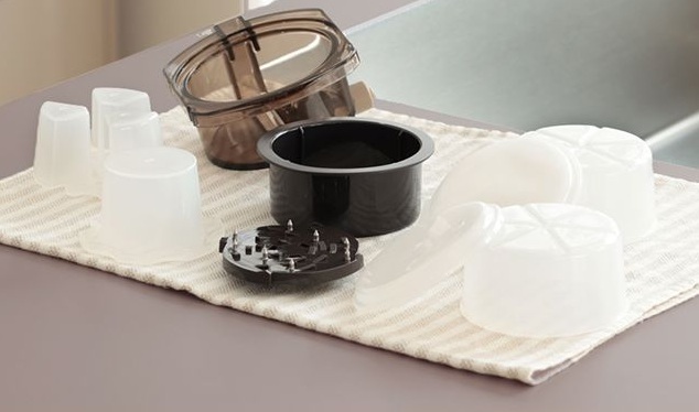 電動ふわふわかき氷器のパーツを洗って乾かす様子