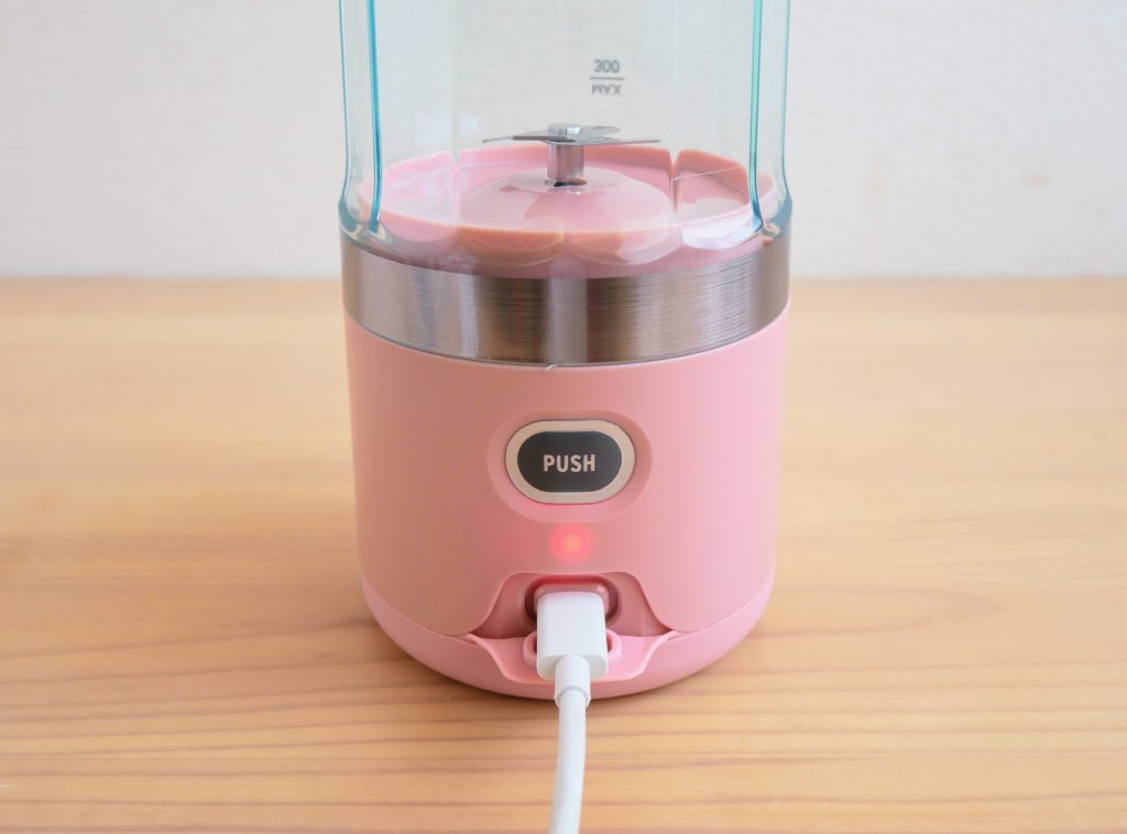 レコルトコードレスソロブレンダーを充電する様子