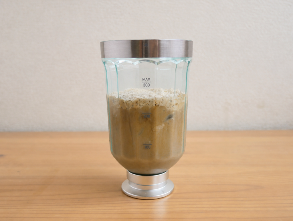 コーヒープロテインドリンクの材料が入ったボトル