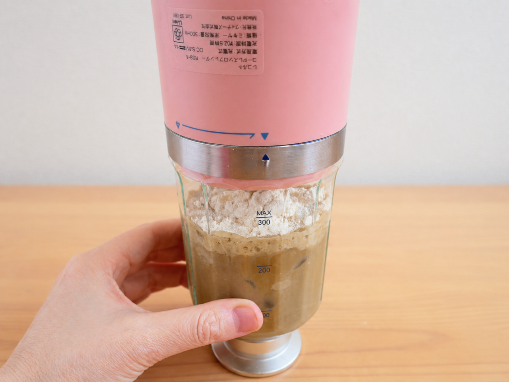 本体の▼マークとボトルの▲マークを合わせる様子