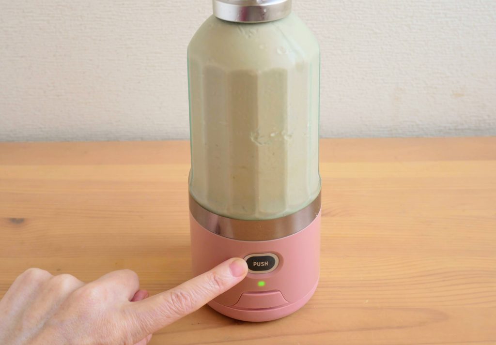 レコルトコードレスソロブレンダーの電源ボタンを押す様子