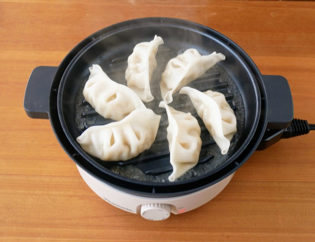 ミニポットのグリルプレートで餃子を焼く様子