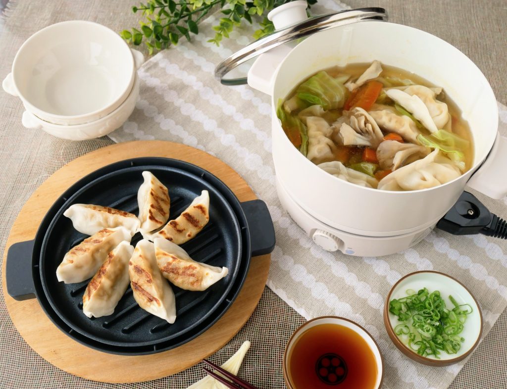 ビタントニオのミニポットに入った餃子スープと、グリルプレートにのった焼き餃子