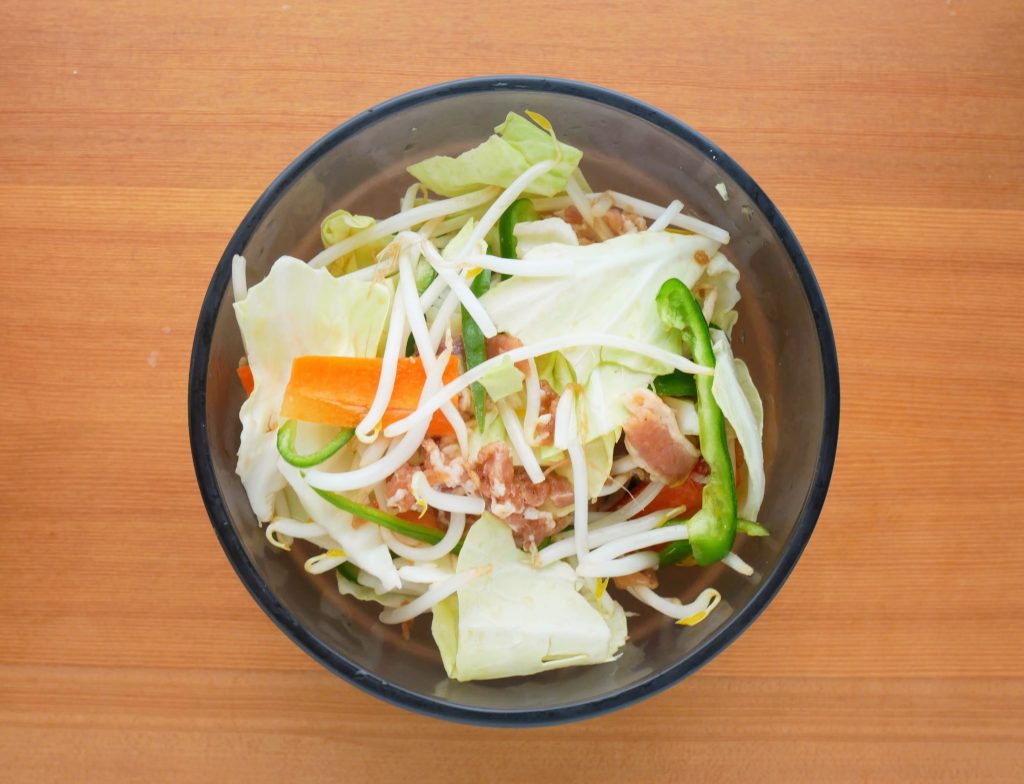 深型ディッシュ16㎝に入った野菜炒めの材料