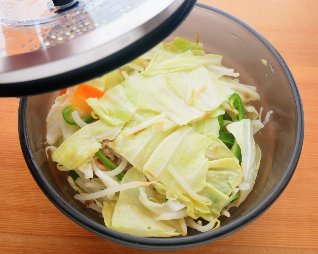 深型ディッシュ16㎝のふたをあける様子
