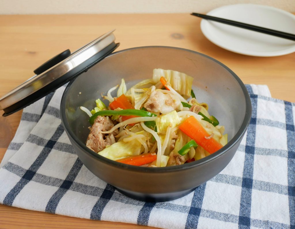 エニディ深型ディッシュ16cmに入った肉野菜炒め
