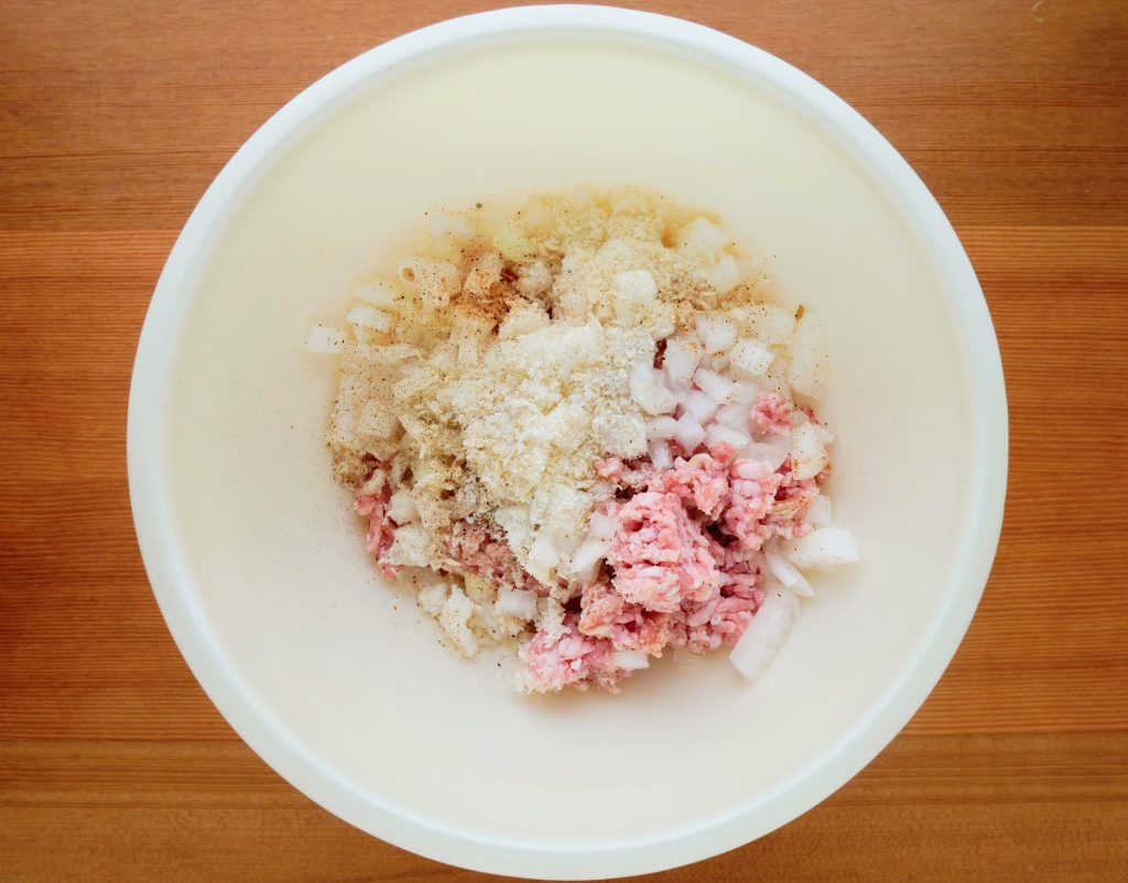 白いボウルに入った肉ダネの材料