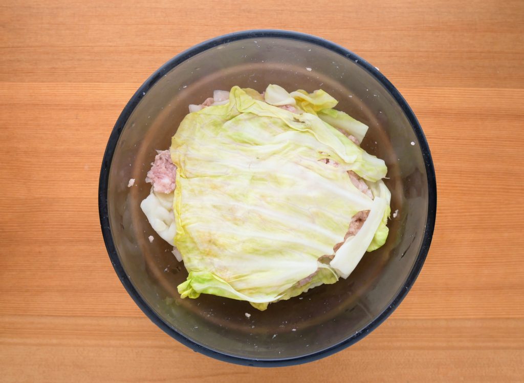 深型ディッシュに入ったキャベツと肉ダネ