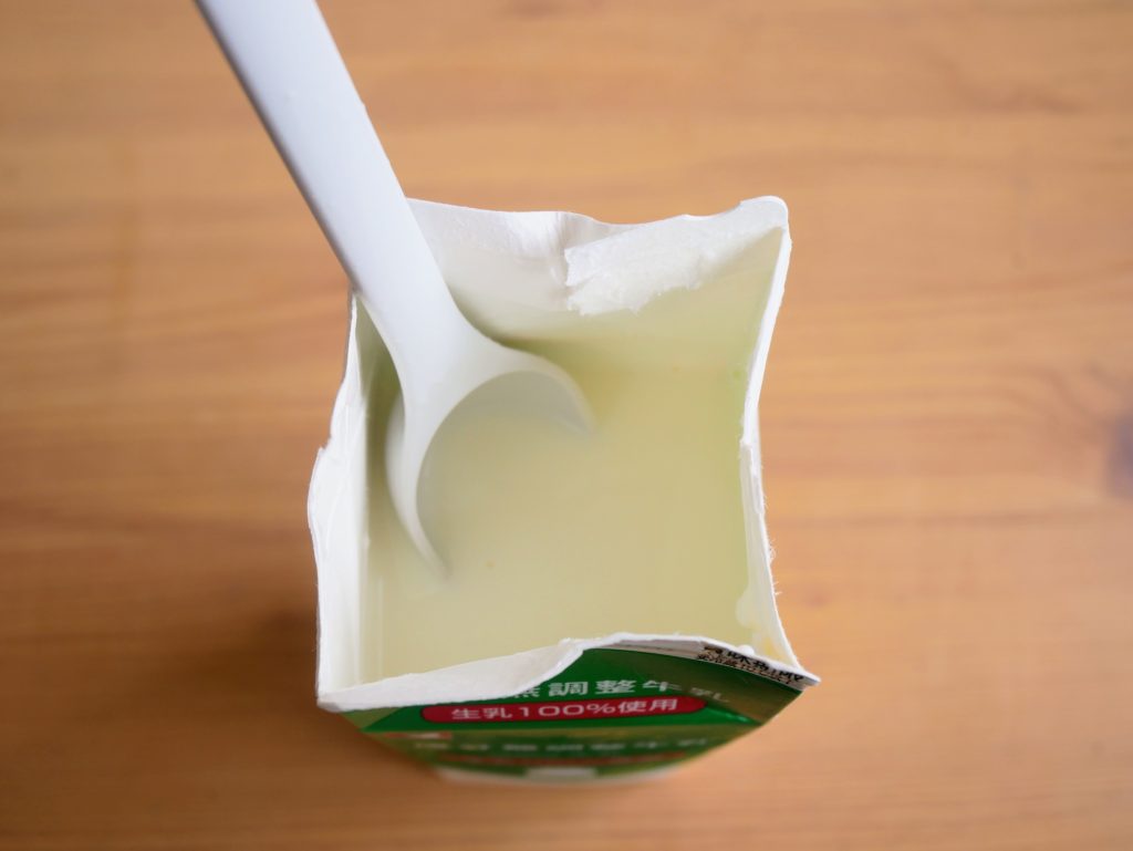 牛乳にヨーグルトを混ぜる様子