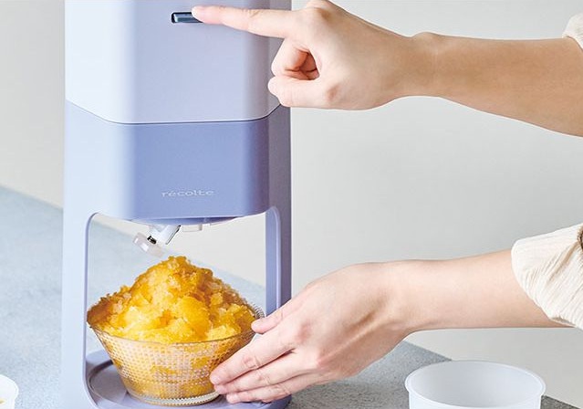 レコルト「電動かき氷器」でかき氷を作る様子