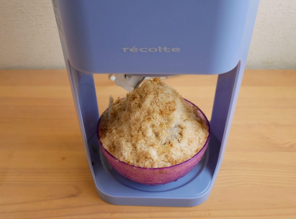 かき氷器でコーヒー氷を削る様子