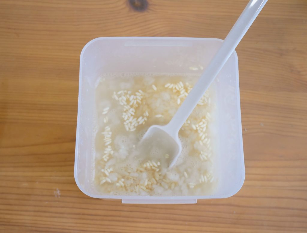 容器に入った米麹とお湯