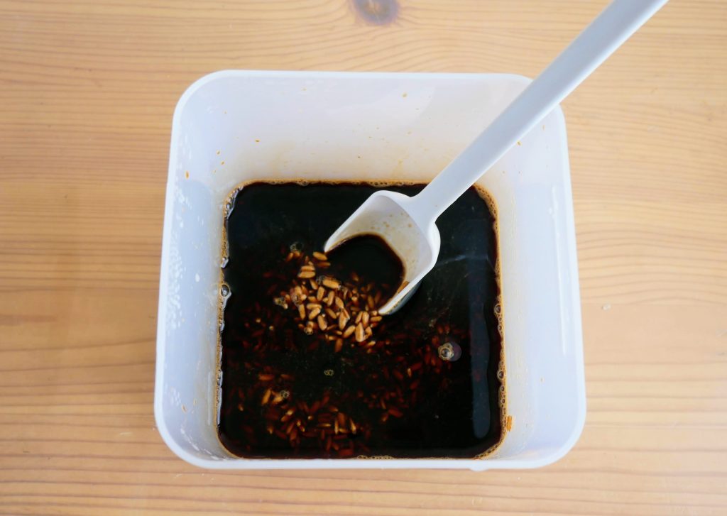 米麹としょうゆを混ぜる様子