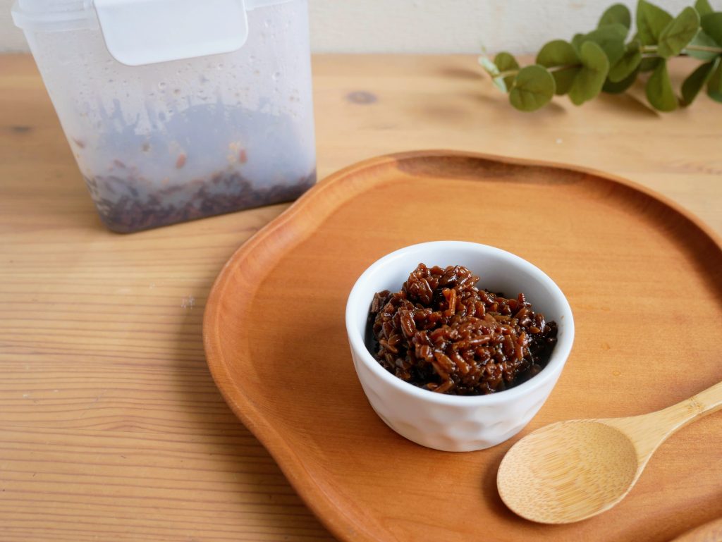 皿に盛られた自家製しょうゆ麹