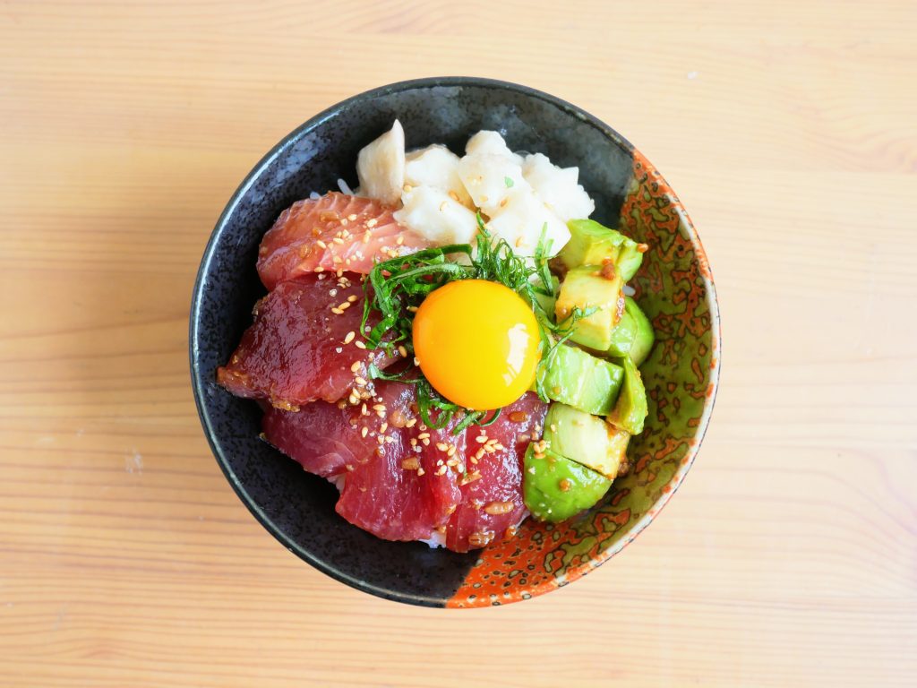 丼に盛られたマグロとアボカドの漬け丼