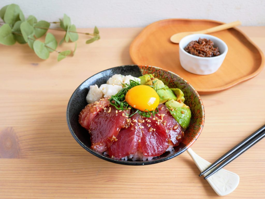 マグロとアボカドの漬け丼