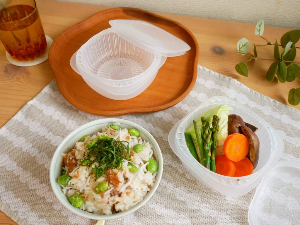 蒸気であたためる冷凍ごはん容器と、しらすと梅の和風混ぜごはん 、御野菜