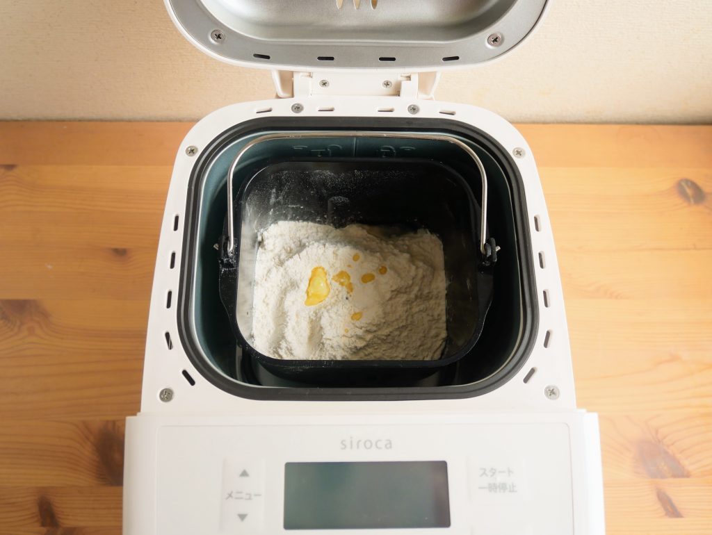 パンケースをおうちベーカリーベーシックの本体にセットする様子