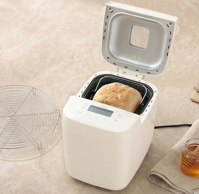シロカのおうちベーカリーベーシックを開ける様子