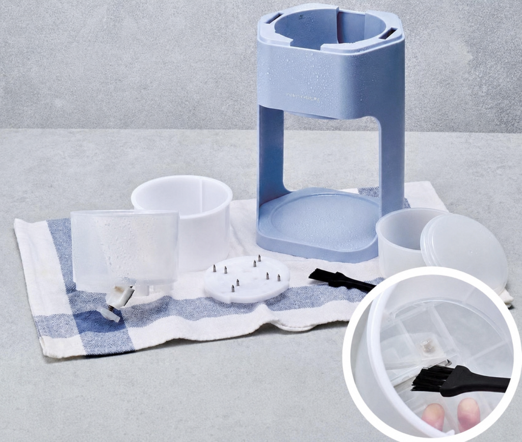 レコルト「電動かき氷器」のパーツを洗う様子
