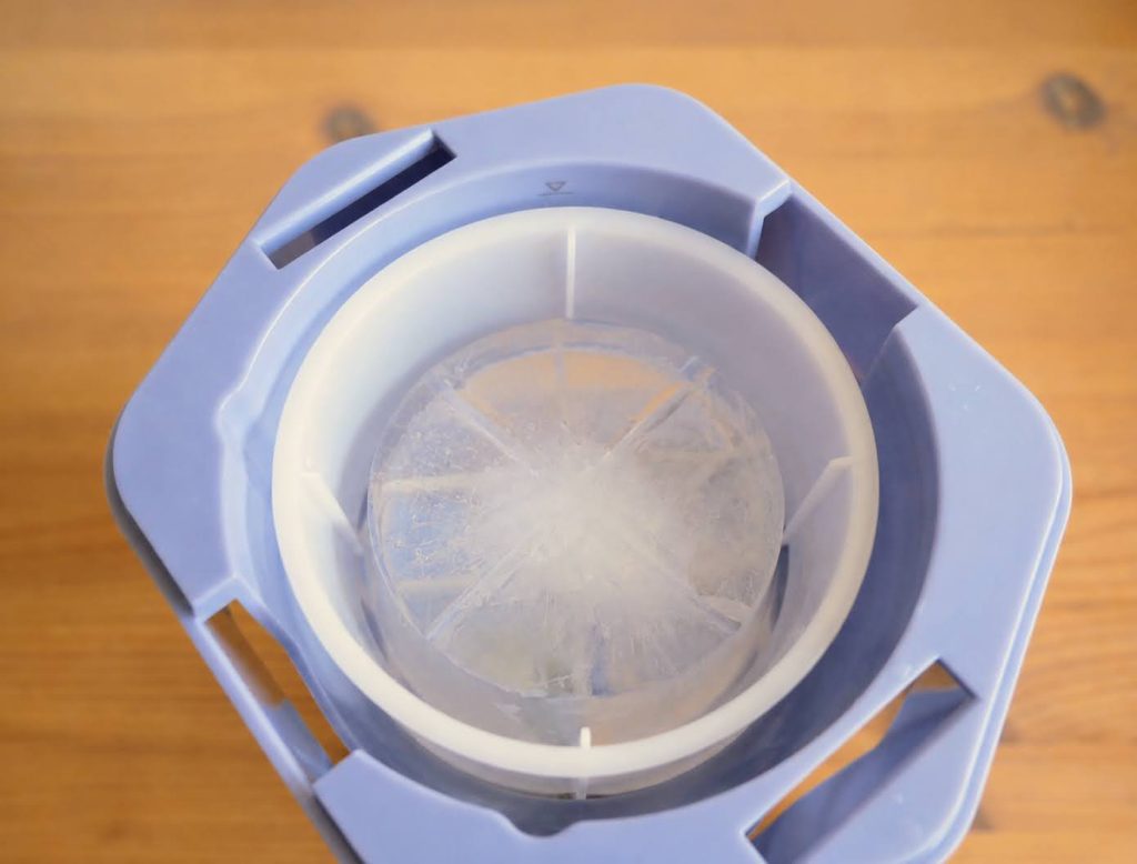 製氷カップで作った氷を氷ケースに入れる様子