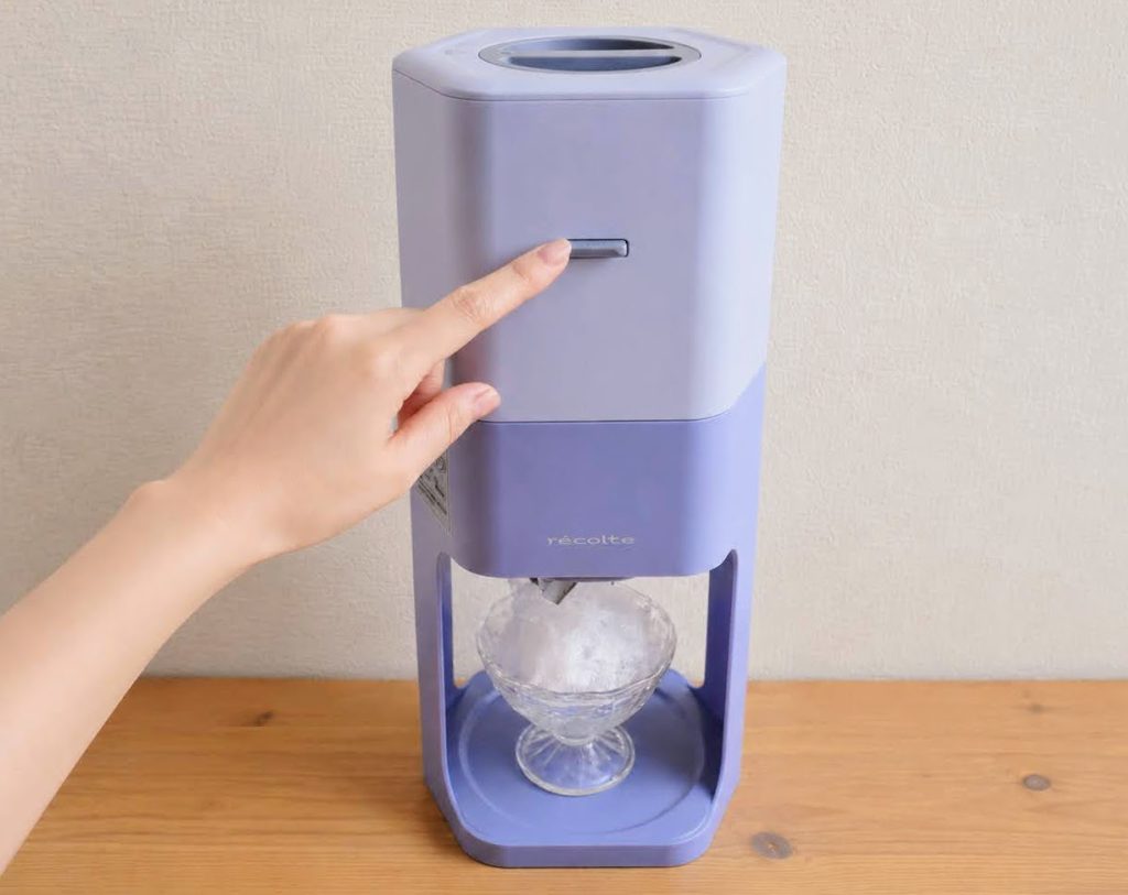 かき氷器の電源スイッチを押す様子