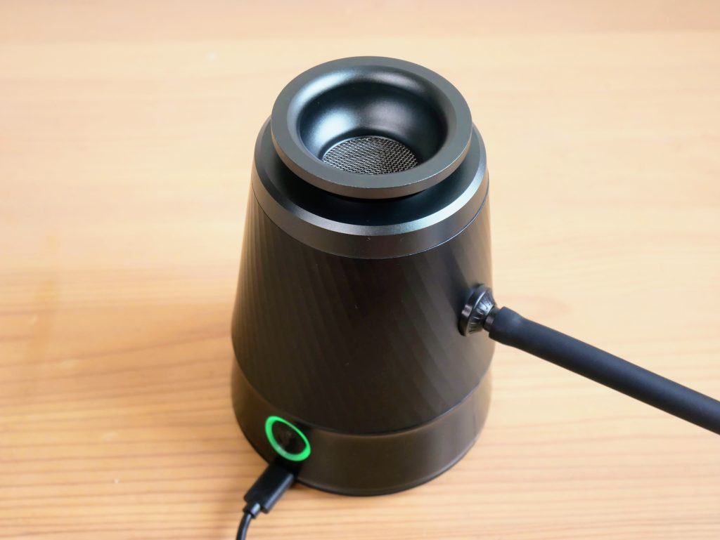 本体に燻煙チューブを取り付ける様子