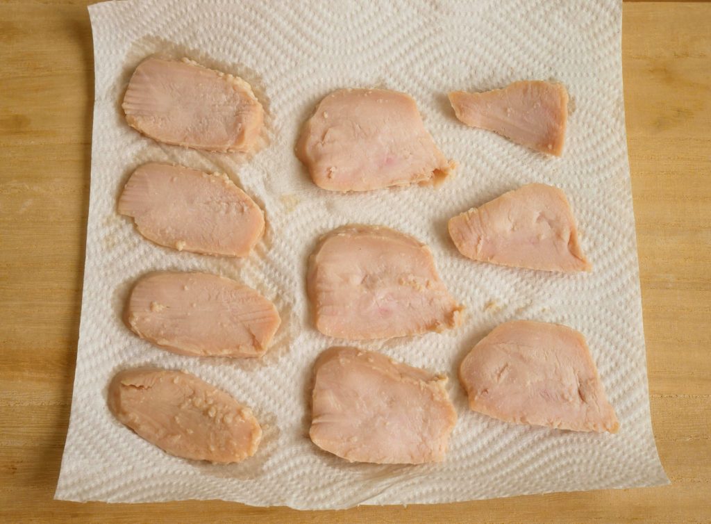 キッチンペーパーにのせた、スライスしたサラダチキン