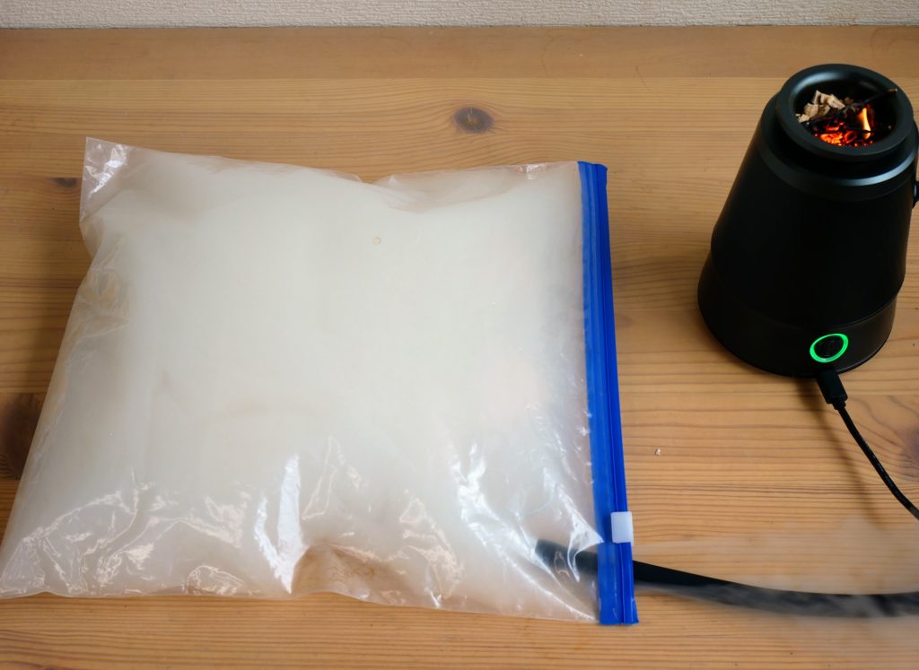ジッパー袋に入ったサラダチキンをフードスモーカーでいぶす様子