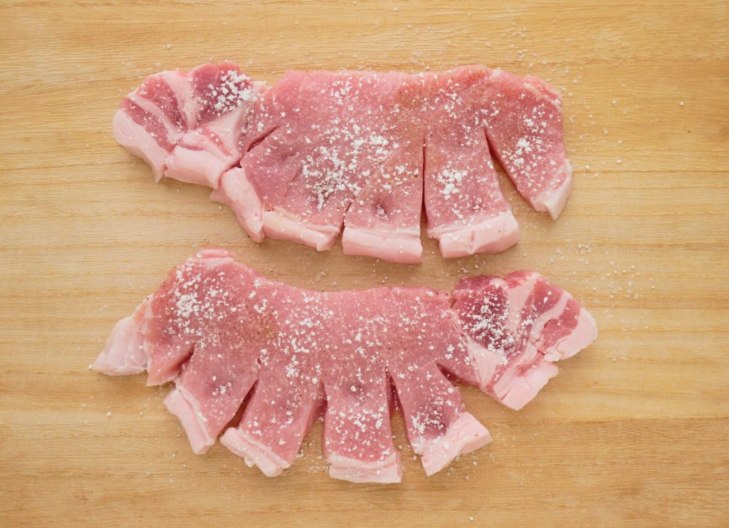 豚肉を下ごしらえする様子