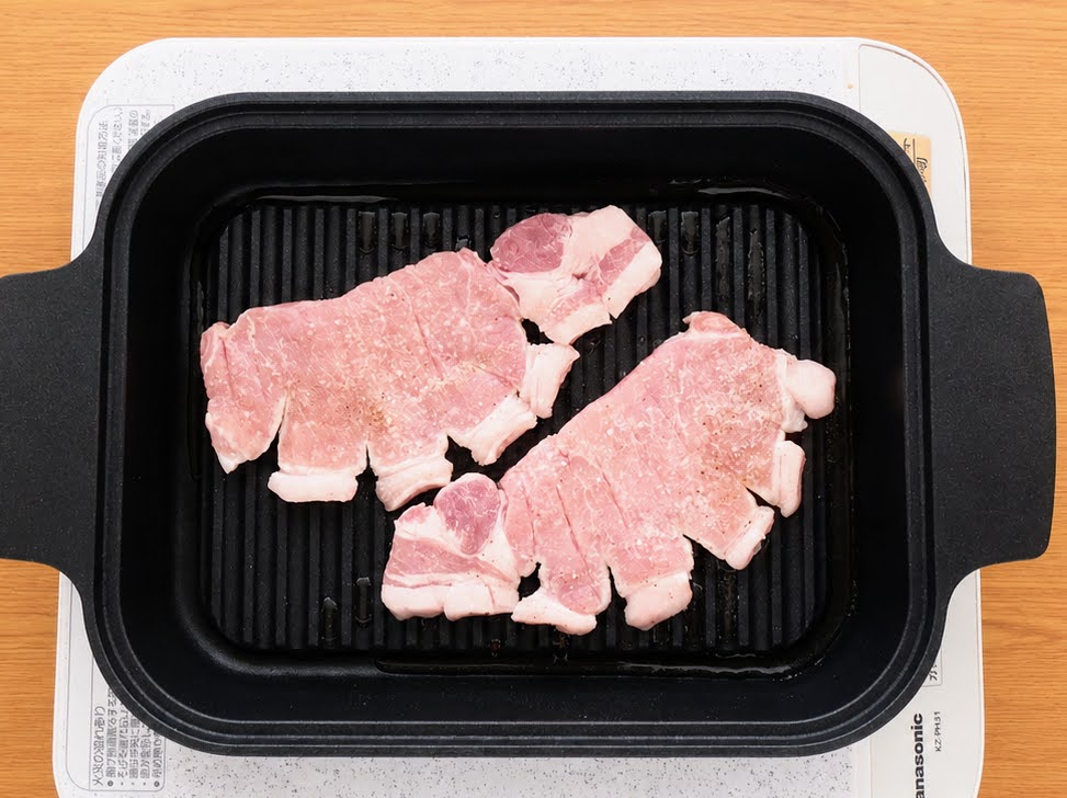 豚肉をスチームクッカーで焼く様子