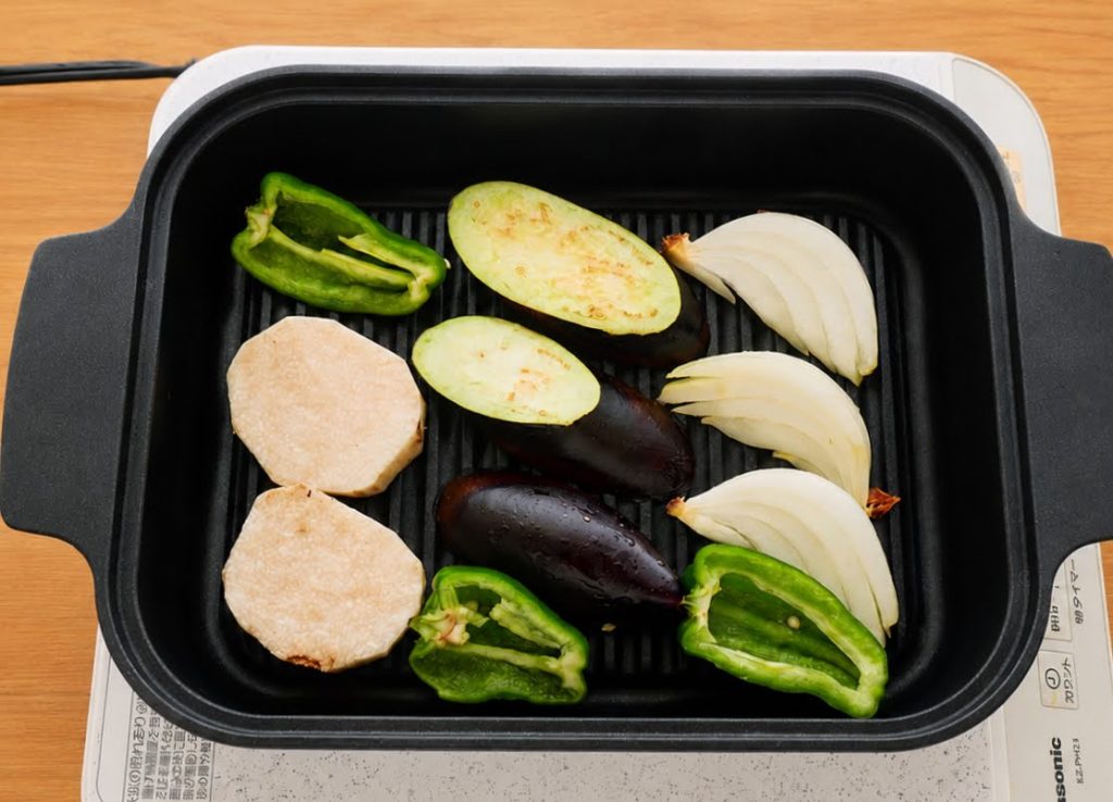 グリルプレートに野菜を並べる様子