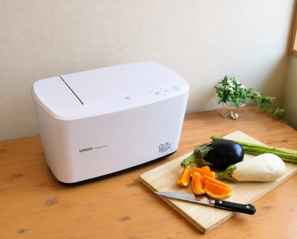 生ごみ処理機とまな板にのった野菜とフルーツ