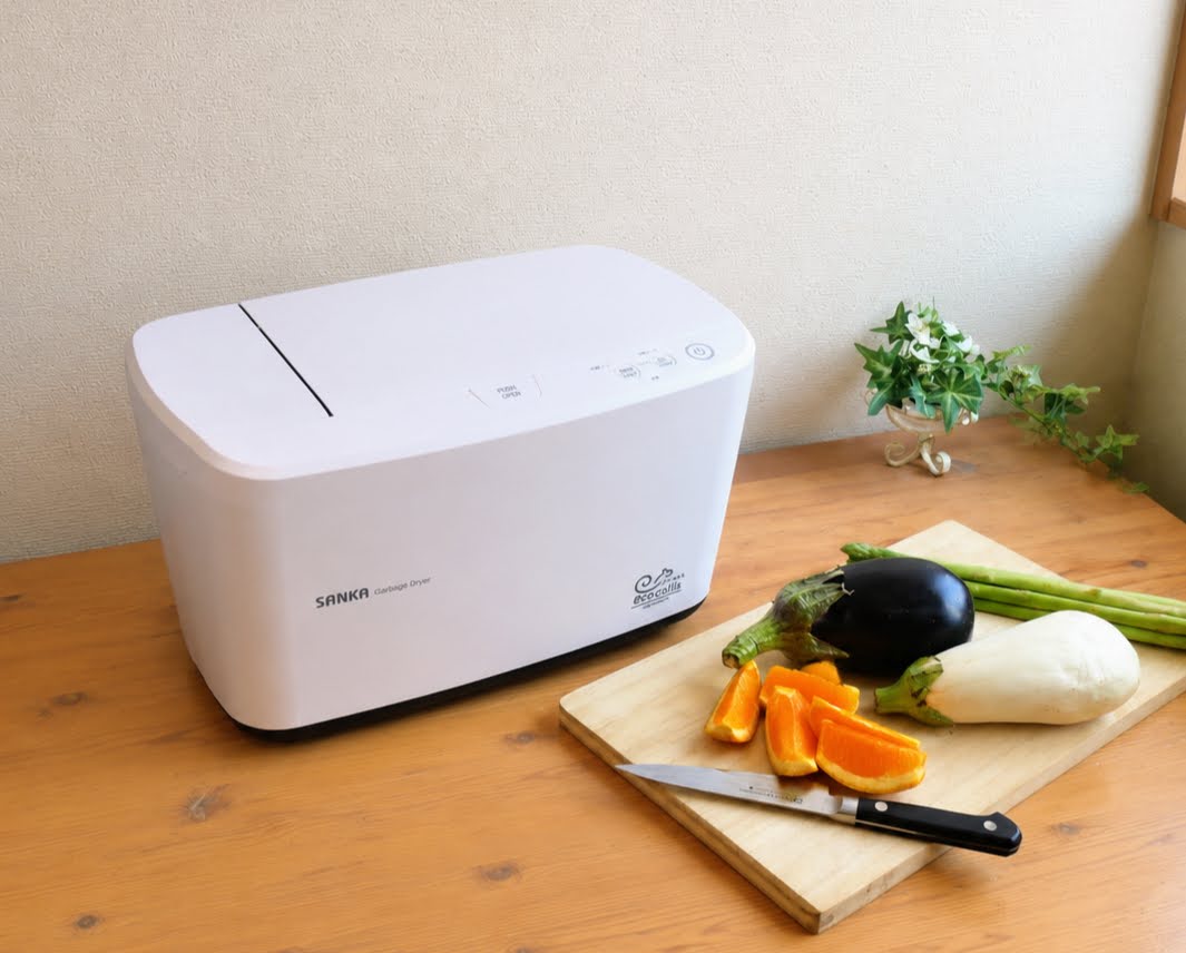 生ごみ処理機とまな板にのった野菜とフルーツ