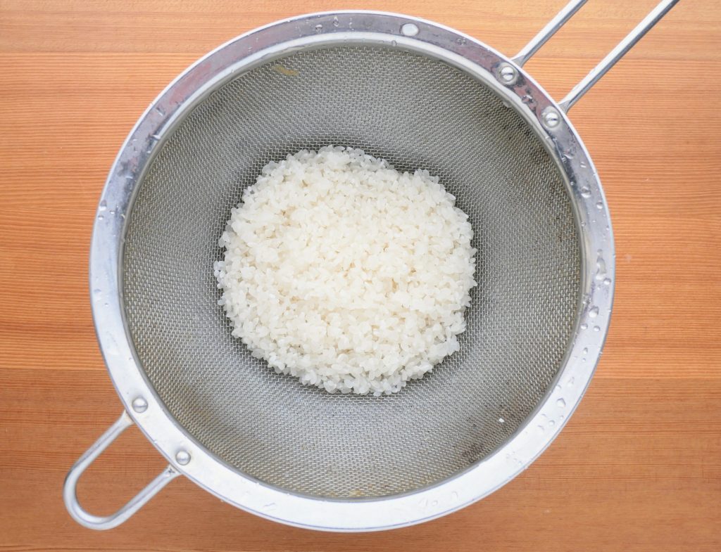 洗って水けをきる米