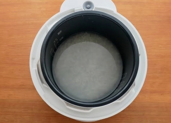 おうちシェフクッカーに米と水を入れる様子