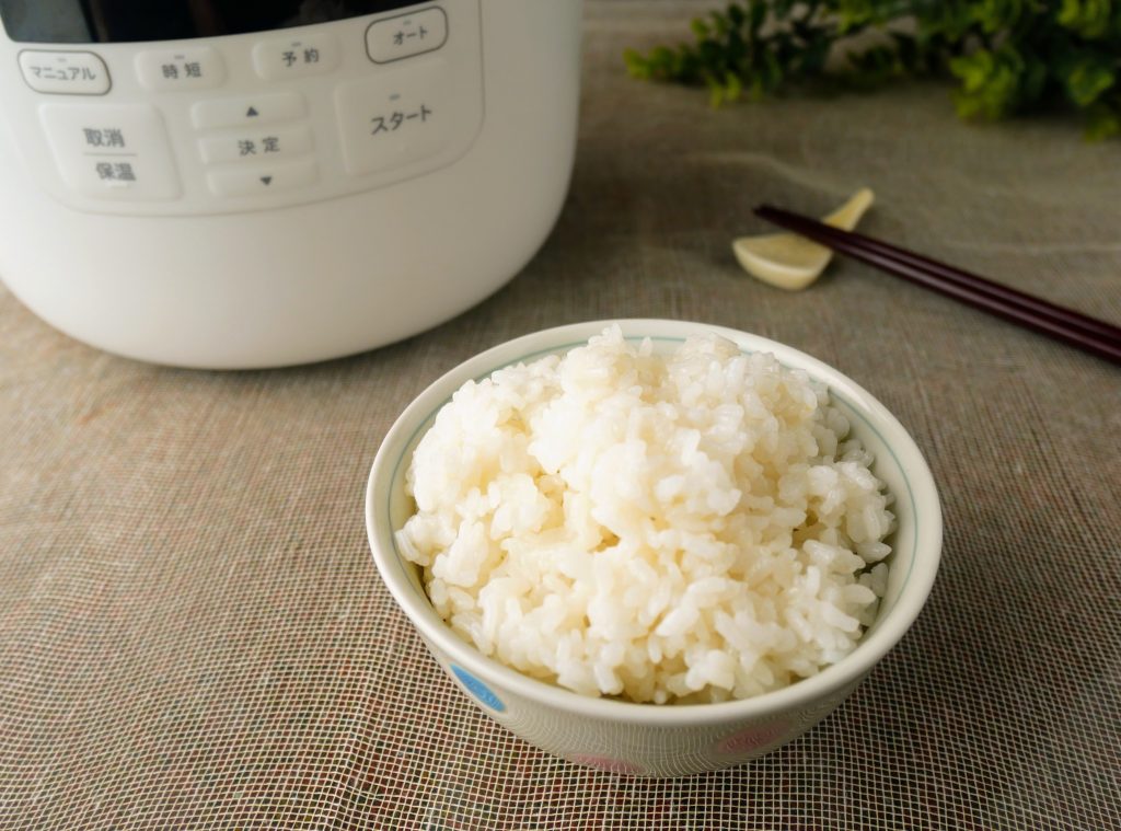 茶碗の盛られた白飯とおうちシェフクッカー